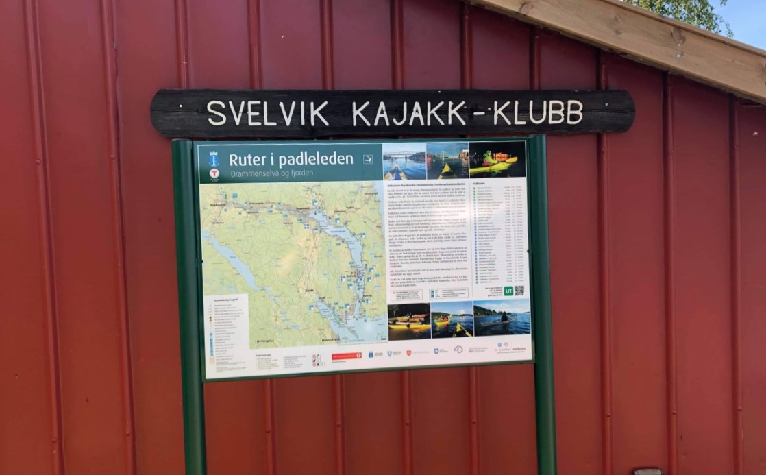 Den nye infotavlen på klubbhuset til Svelvik KK
